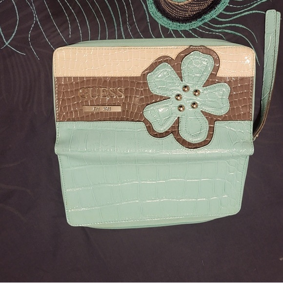 Vintage Guess clutchwallet - Picture 4 of 9